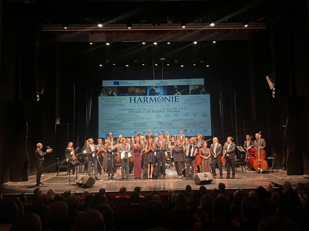 FOTO PALCO CON MUSICISTI